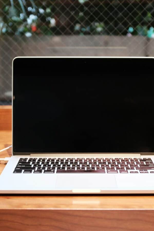 jak sprawdzany jest laptop powystawowy przed sprzedażą? kulisy działania outletu komputerowego