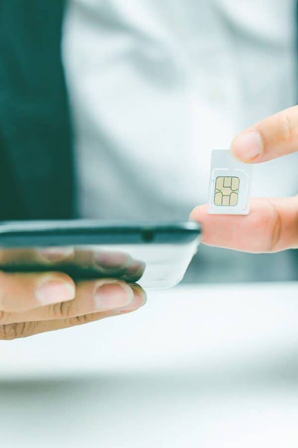 mezczyzna trzymajacy smartfon i karte sim wp