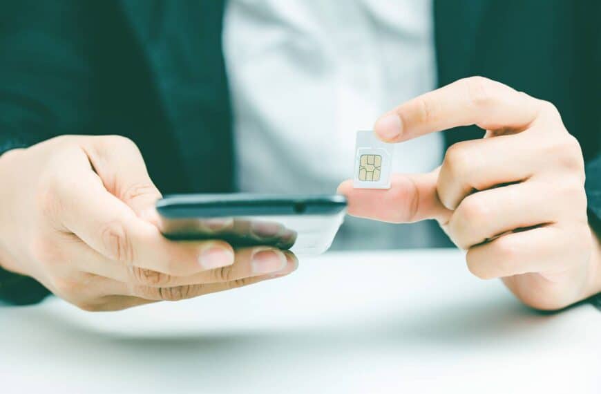 mezczyzna trzymajacy smartfon i karte sim wp